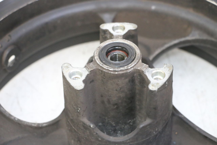 photo de CERCHIO ANTERIORE KYMCO AGILITY 4T 50 (2005 - 2018) - Zoom sullo stato d'uso