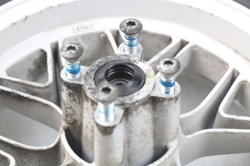 photo de CERCHIO ANTERIORE MBK BOOSTER SPIRIT 50 (2004 - 2017) - Primo piano tecnico