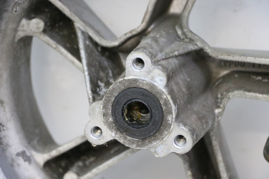 photo de CERCHIO ANTERIORE YAMAHA BW'S 100 (1999 - 2002) - Dettagli dei punti di fissaggio