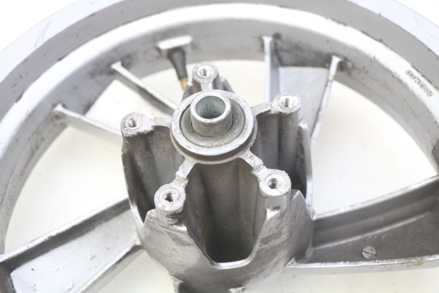 photo de CERCHIO ANTERIORE PEUGEOT CITYSTAR 125 (2011 - 2017) - Primo piano ad alta risoluzione