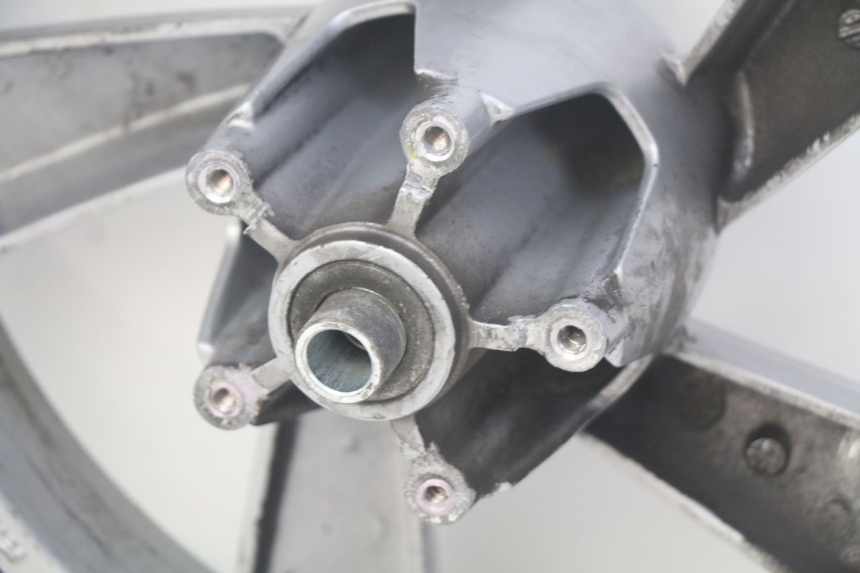 photo de CERCHIO ANTERIORE PEUGEOT CITYSTAR 125 (2011 - 2017) - Primo piano tecnico