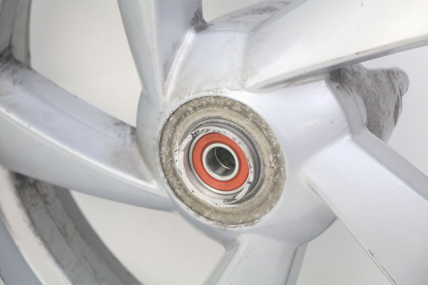 photo de CERCHIO ANTERIORE PEUGEOT CITYSTAR 125 (2011 - 2017) - Stato della superficie e materiale