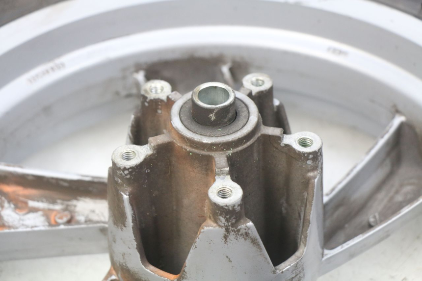 photo de CERCHIO ANTERIORE PEUGEOT CITYSTAR 50 (2013 - 2017) - Dettagli dei punti di fissaggio