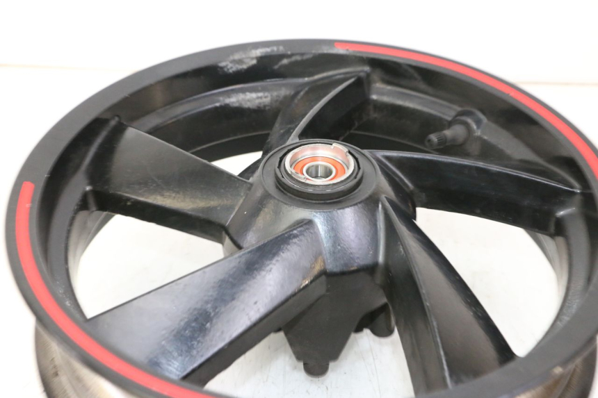 photo de CERCHIO ANTERIORE PEUGEOT CITYSTAR 50 (2013 - 2017) - Zoom sui componenti