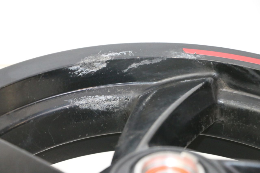 photo de CERCHIO ANTERIORE PEUGEOT CITYSTAR 50 (2013 - 2017) - Primo piano ad alta risoluzione