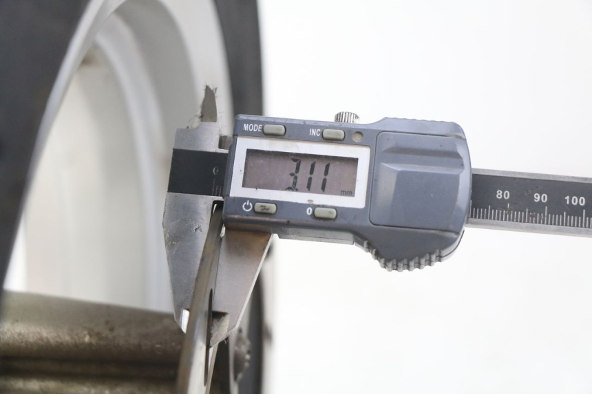 photo de CERCHIO ANTERIORE PEUGEOT E-VIVACITY 1 (2012 - 2018) - Zoom sullo stato d'uso