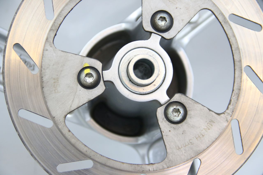 photo de CERCHIO ANTERIORE PEUGEOT E-VIVACITY 1 (2012 - 2018) - Caratteristiche distintive