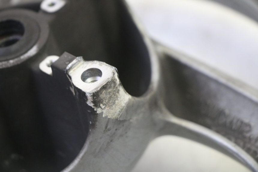 photo de CERCHIO ANTERIORE HONDA FES S-WING SWING ABS 125 (2007 - 2015) - Caratteristiche distintive