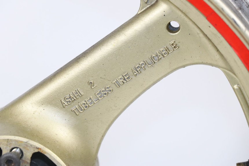 photo de CERCHIO ANTERIORE SUZUKI GSX F GSXF 750 (1988 - 1998) - Primo piano tecnico