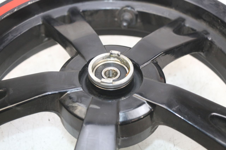 photo de CERCHIO ANTERIORE PEUGEOT KISBEE 2T 50 (2010 - 2017) - Primo piano ad alta risoluzione