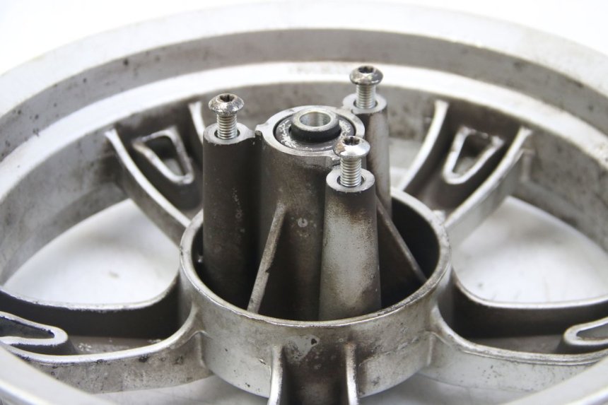 photo de CERCHIO ANTERIORE PEUGEOT KISBEE 4T 50 (2018 - 2022) - Primo piano tecnico