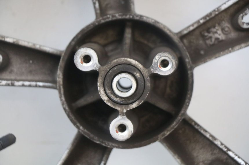 photo de CERCHIO ANTERIORE PEUGEOT KISBEE 4T 50 (2018 - 2022) - Stato della superficie e materiale