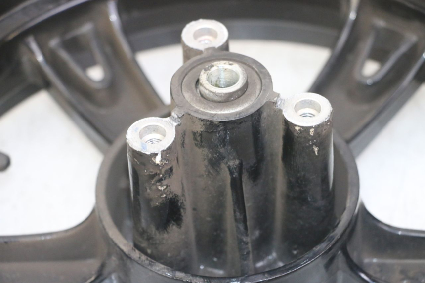 photo de CERCHIO ANTERIORE PEUGEOT KISBEE 4T 50 (2018 - 2022) - Primo piano ad alta risoluzione