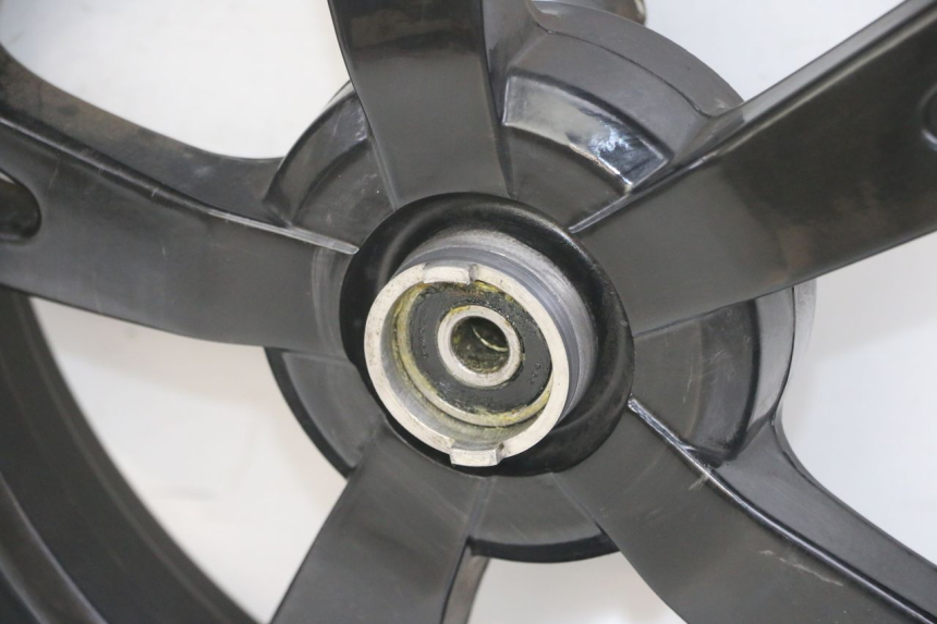 photo de CERCHIO ANTERIORE PEUGEOT KISBEE 4T 50 (2018 - 2022) - Stato della superficie e materiale