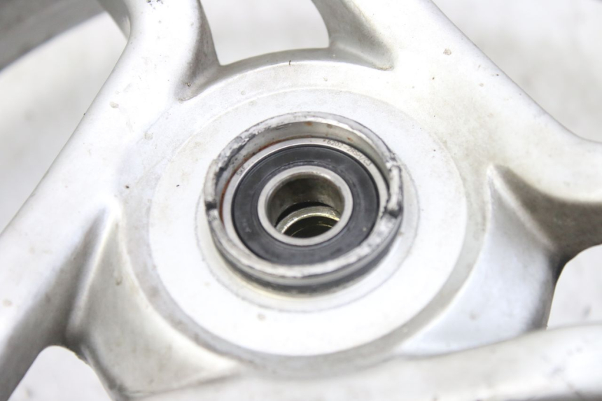 photo de CERCHIO ANTERIORE PEUGEOT LUDIX 50 (2008 - 2017) - Dettagli dei punti di fissaggio