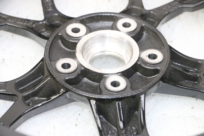 photo de CERCHIO ANTERIORE PIAGGIO MP3 HPE 310 (2024 - 2025) - Stato della superficie e materiale