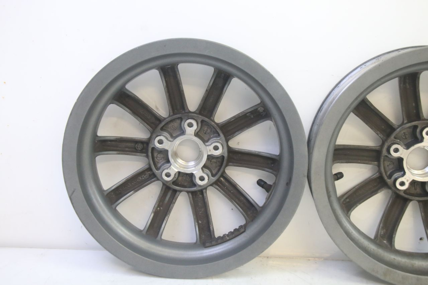 photo de CERCHIO ANTERIORE PIAGGIO MP3 LT 400 (2007 - 2012) - Primo piano ad alta risoluzione