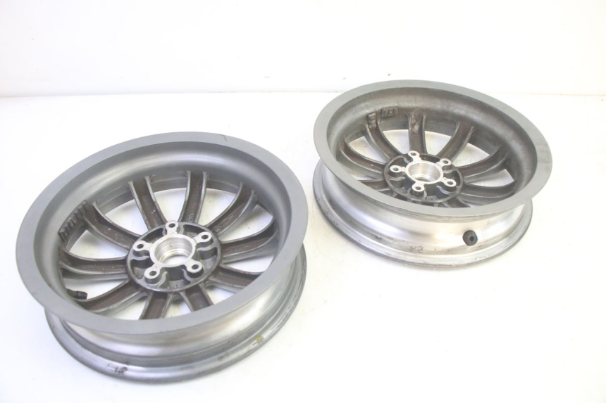 photo de CERCHIO ANTERIORE PIAGGIO MP3 LT 400 (2007 - 2012) - Panoramica del profilo