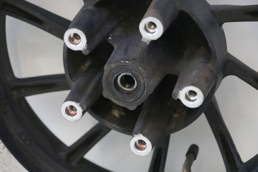 photo de CERCHIO ANTERIORE KYMCO LIKE 4T 50 (2019 - 2025) - Dettagli dei punti di fissaggio