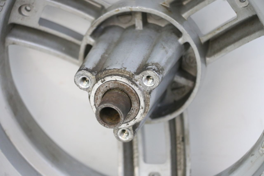 photo de CERCHIO ANTERIORE PEUGEOT LUDIX 50 (2005 - 2007) - Primo piano tecnico