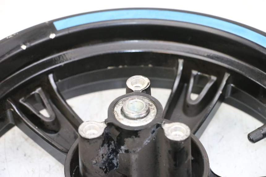 photo de CERCHIO ANTERIORE PEUGEOT STREETZONE 4T 50 (2018 - 2023) - Primo piano ad alta risoluzione