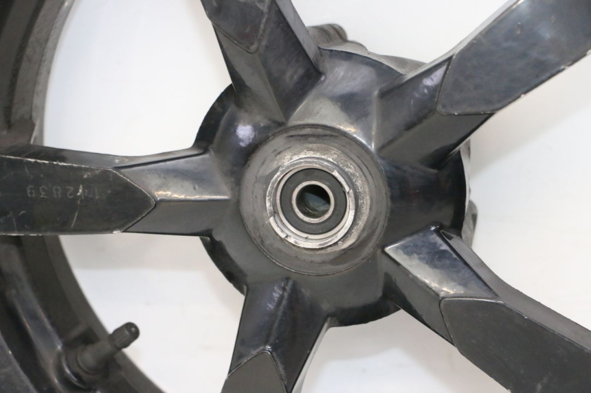 photo de CERCHIO ANTERIORE PEUGEOT SATELIS 125 (2013 - 2018) - Dettagli dei punti di fissaggio