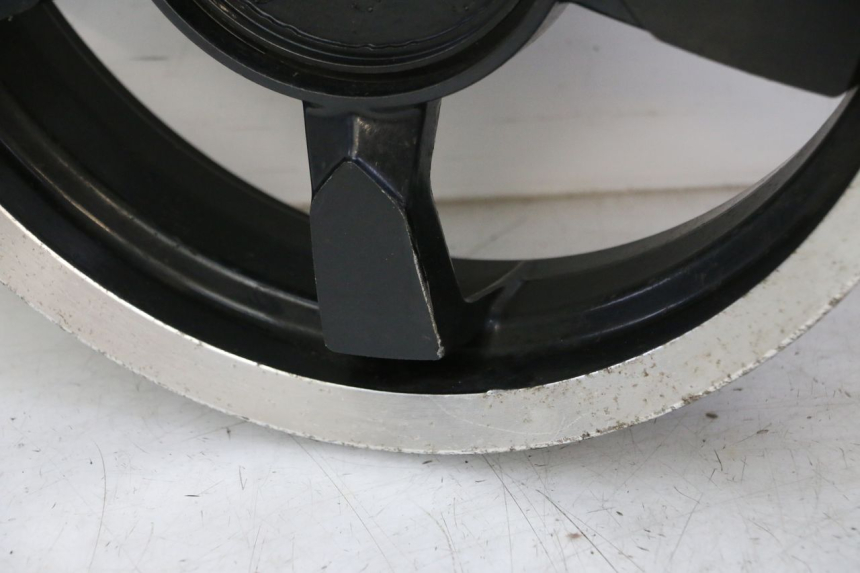 photo de CERCHIO ANTERIORE PEUGEOT SATELIS 125 (2006 - 2009) - Caratteristiche distintive