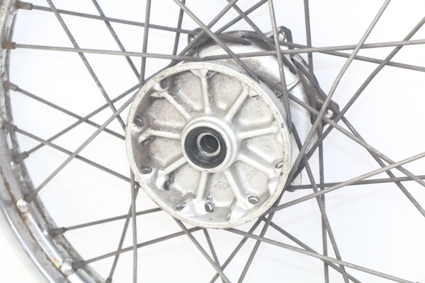 photo de CERCHIO ANTERIORE YAMAHA SR 125 (1982 - 2003) - Primo piano tecnico