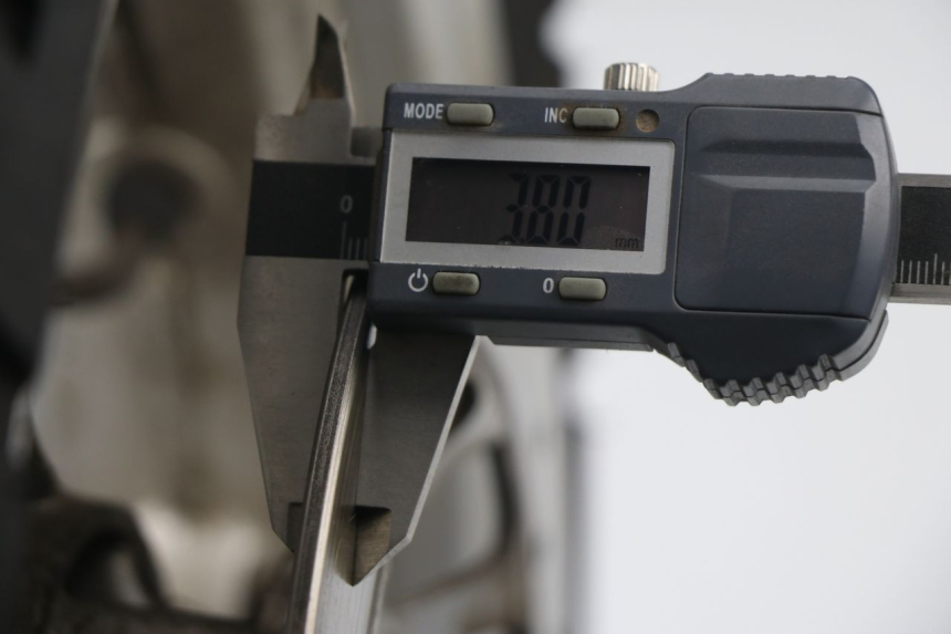 photo de CERCHIO ANTERIORE PEUGEOT SUM UP 125 (2008 - 2013) - Primo piano tecnico