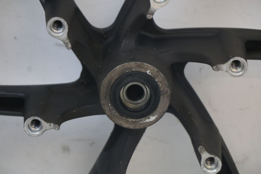 photo de CERCHIO ANTERIORE KYMCO SUPER 8 125 (2008 - 2015) - Marcature e riferimenti originali