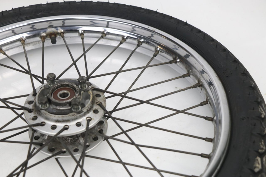 photo de CERCHIO ANTERIORE SUZUKI GN 125 (1997 - 2000) - Primo piano tecnico