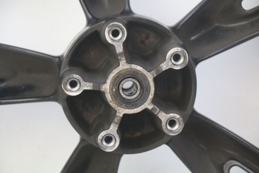 photo de CERCHIO ANTERIORE PEUGEOT TWEET 125 (2010 - 2017) - Caratteristiche distintive