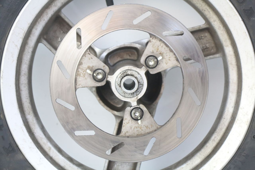 photo de CERCHIO ANTERIORE PEUGEOT VIVACITY NEW 2T 50 (2008 - 2017) - Primo piano ad alta risoluzione