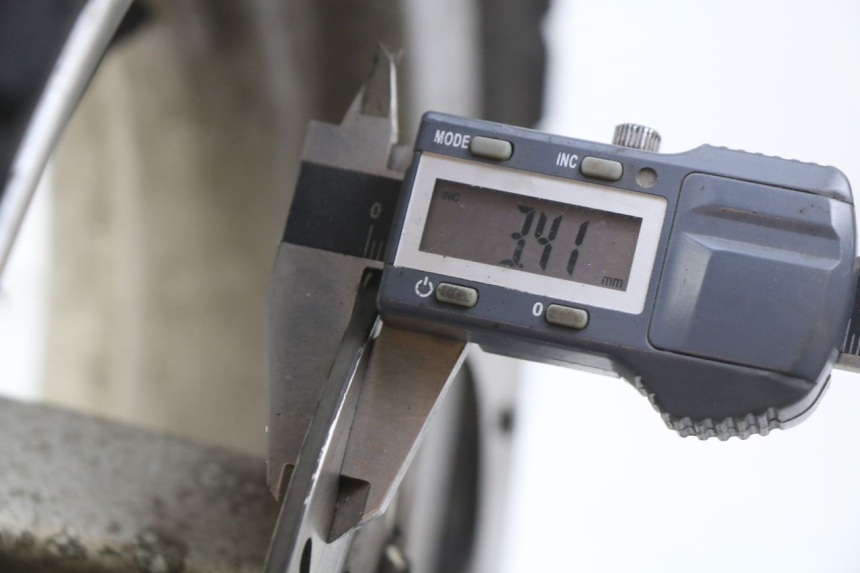 photo de CERCHIO ANTERIORE PEUGEOT VIVACITY NEW 2T 50 (2008 - 2017) - Zoom sullo stato d'uso