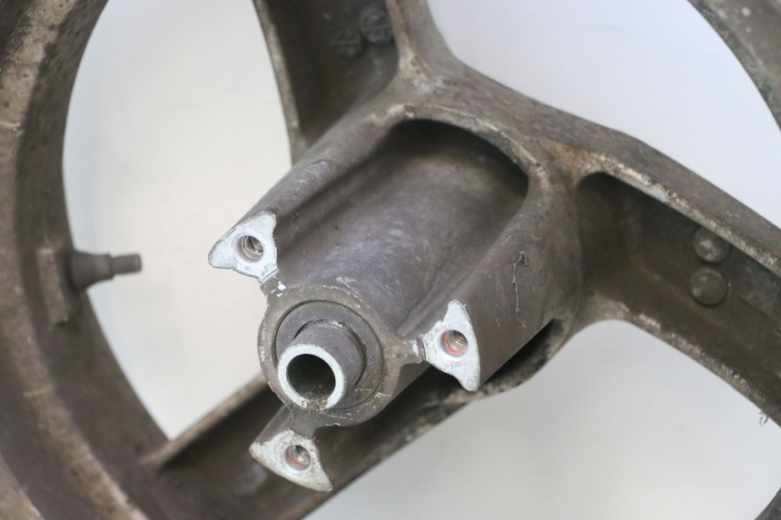photo de CERCHIO ANTERIORE PEUGEOT VIVACITY NEW 2T 50 (2008 - 2017) - Stato della superficie e materiale