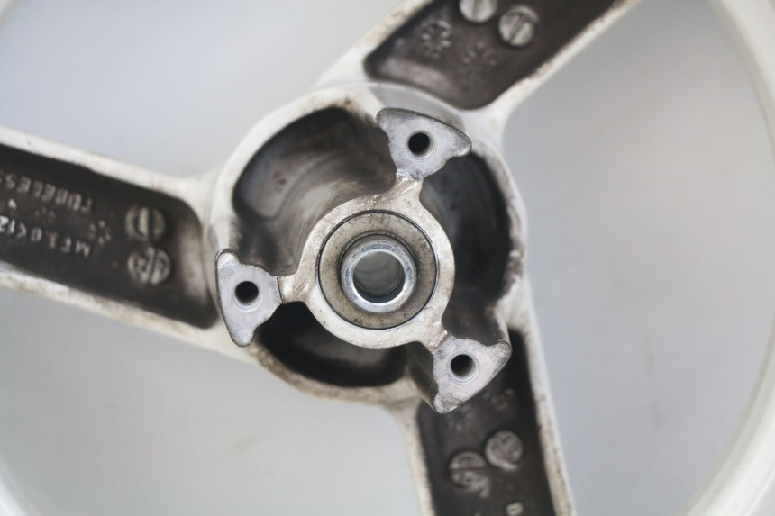 photo de CERCHIO ANTERIORE PEUGEOT VIVACITY NEW 4T 50 (2008 - 2017) - Stato della superficie e materiale