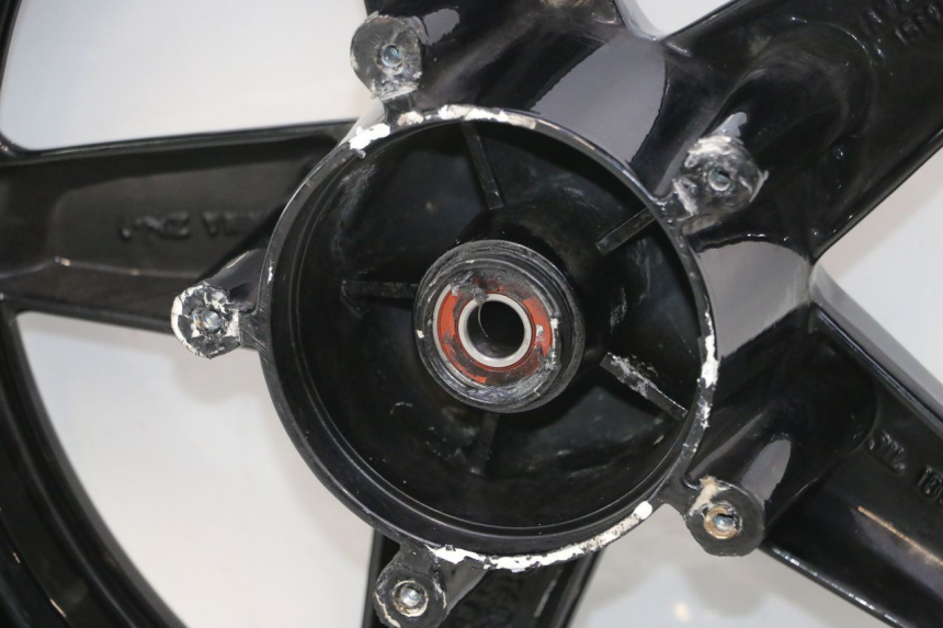 photo de CERCHIO ANTERIORE YAMAHA XMAX X-MAX 125 (2006 - 2009) - Primo piano ad alta risoluzione