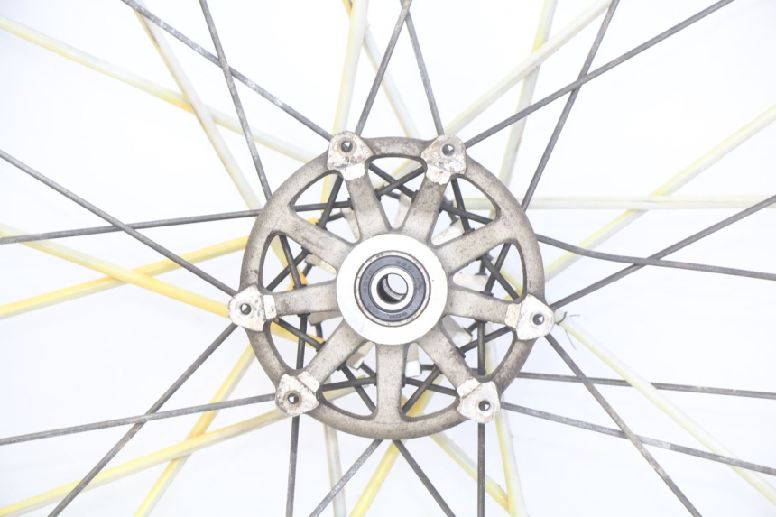 photo de CERCHIO ANTERIORE PEUGEOT XP6 50 (2006 - 2011) - Caratteristiche distintive