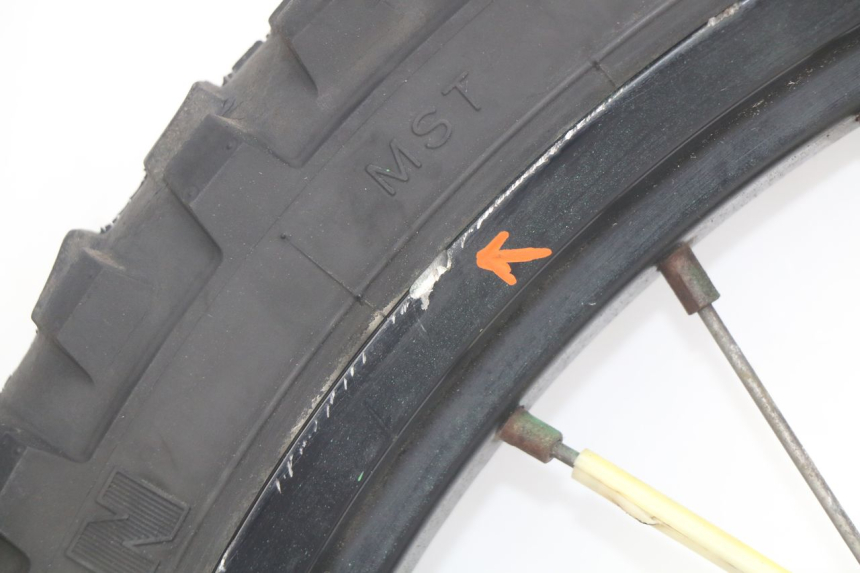 photo de CERCHIO ANTERIORE PEUGEOT XP6 50 (2006 - 2011) - Primo piano ad alta risoluzione