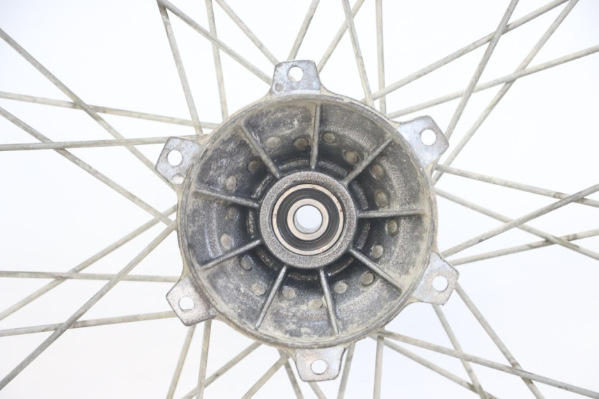 photo de CERCHIO ANTERIORE PEUGEOT XP6 50 (1997 - 2003) - Primo piano ad alta risoluzione