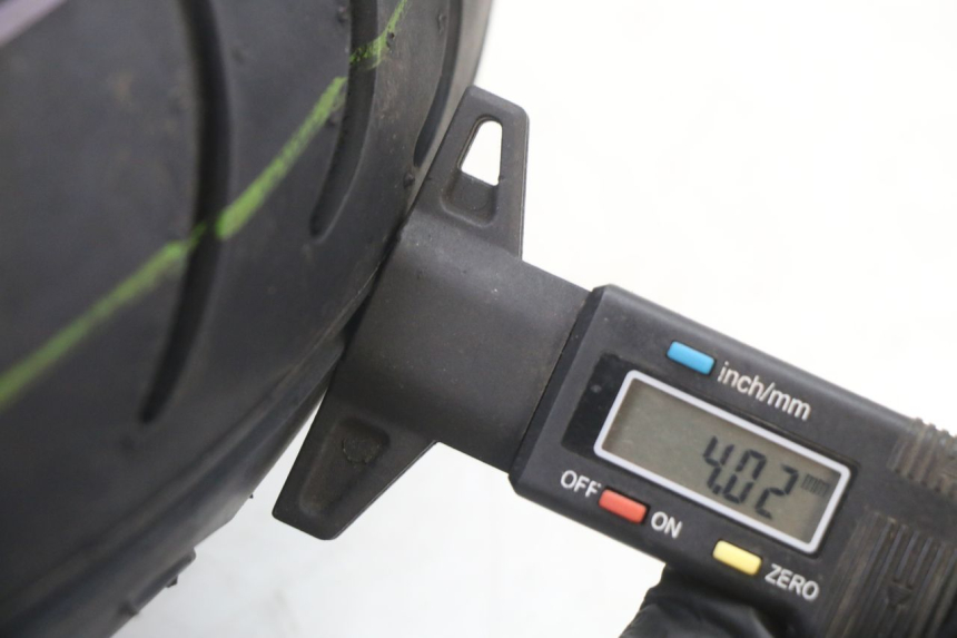 photo de CERCHIO ANTERIORE E PNEUMATICO KYMCO AGILITY 4T 50 (2005 - 2018) - Primo piano ad alta risoluzione