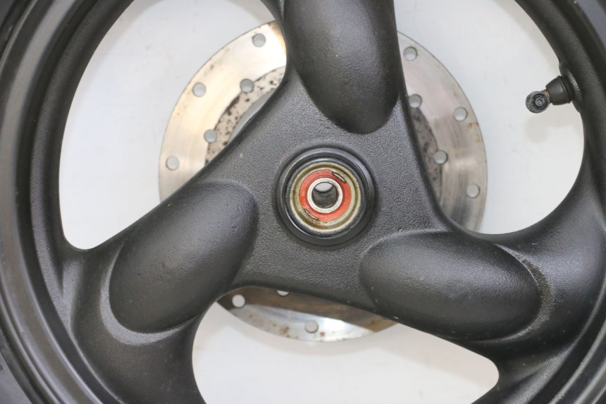 photo de CERCHIO ANTERIORE E PNEUMATICO KYMCO AGILITY 4T 50 (2005 - 2018) - Altra vista dell'articolo