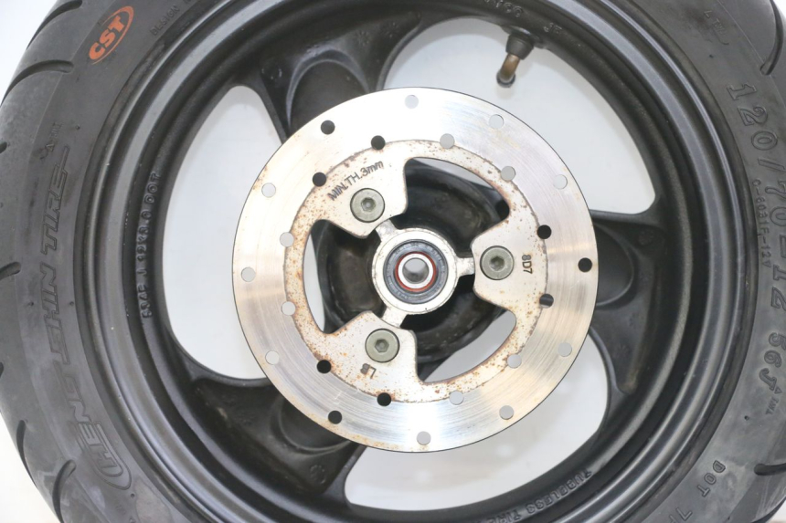 photo de CERCHIO ANTERIORE E PNEUMATICO KYMCO AGILITY 4T 50 (2005 - 2018) - Caratteristiche distintive