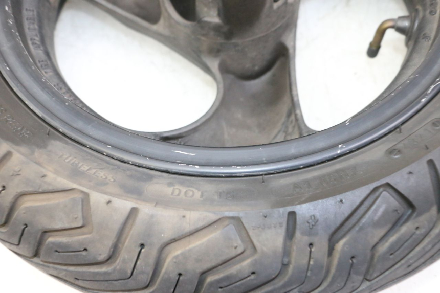 photo de CERCHIO ANTERIORE E PNEUMATICO KYMCO AGILITY 4T 50 (2005 - 2018) - Zoom sullo stato d'uso