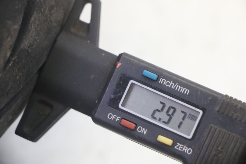 photo de CERCHIO ANTERIORE E PNEUMATICO KYMCO AGILITY 4T 50 (2018 - 2022) - Primo piano ad alta risoluzione