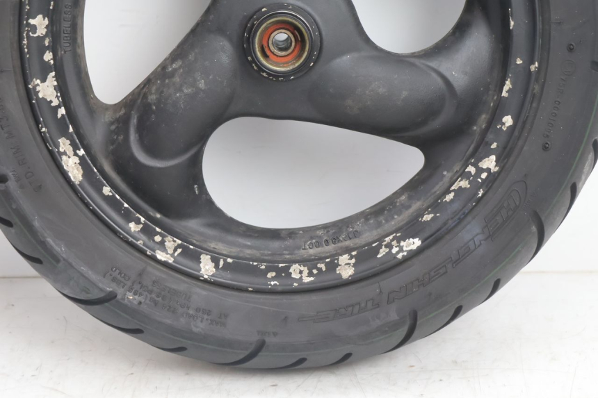photo de CERCHIO ANTERIORE E PNEUMATICO KYMCO AGILITY 4T 50 (2005 - 2018) - Zoom sullo stato d'uso