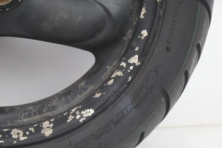photo de CERCHIO ANTERIORE E PNEUMATICO KYMCO AGILITY 4T 50 (2005 - 2018) - Dettagli dei punti di fissaggio