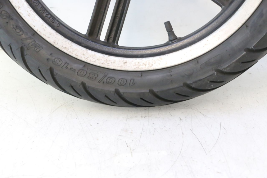 photo de CERCHIO ANTERIORE E PNEUMATICO KYMCO AGILITY CITY 16P 125 (2015 - 2024) - Dettagli dei punti di fissaggio