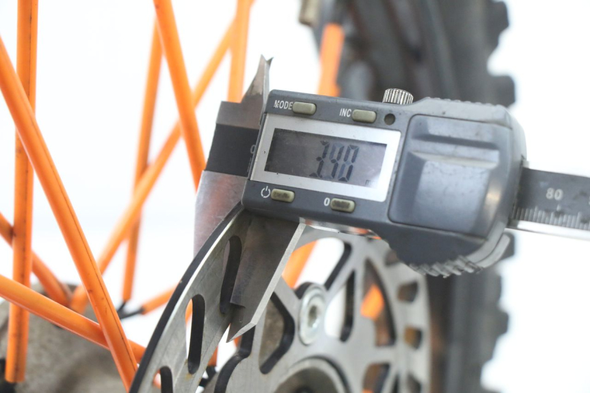 photo de CERCHIO ANTERIORE E PNEUMATICO APOLLO RFZ 125 - Dettaglio del componente