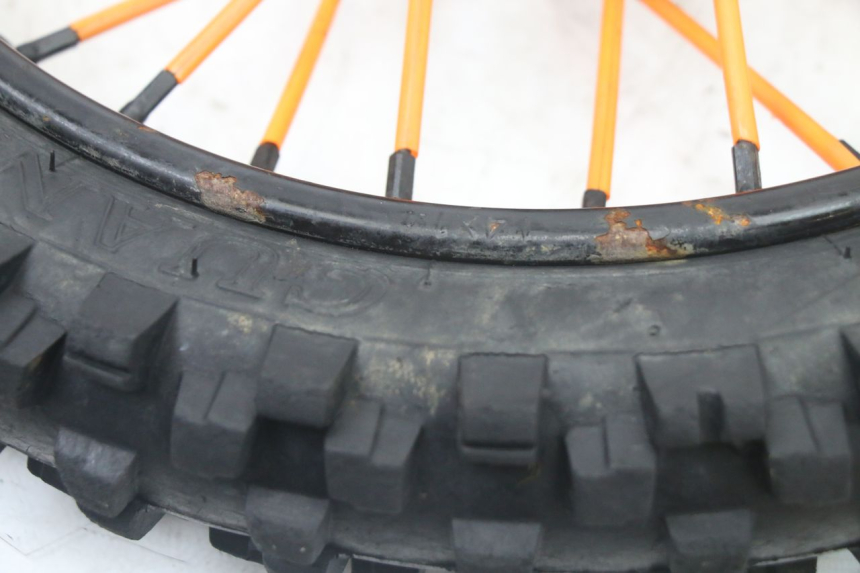 photo de CERCHIO ANTERIORE E PNEUMATICO APOLLO RFZ 125 - Primo piano tecnico